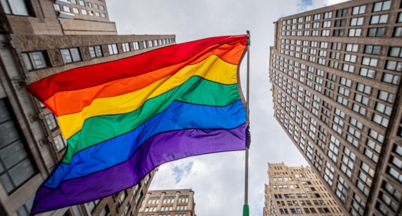 Bandera LGBTIQ+ en Nueva York. Nota sobre los candidatos de la comunidad a las elecciones intermedias de EE. UU.