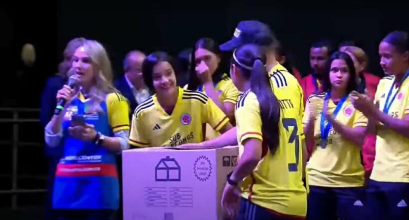 Foto de jugadoras de Colombia Sub-17 con regalo, en nota de Homecenter, sobre supuesto regalo de ollas a Selección Colombia Femenina Sub-17