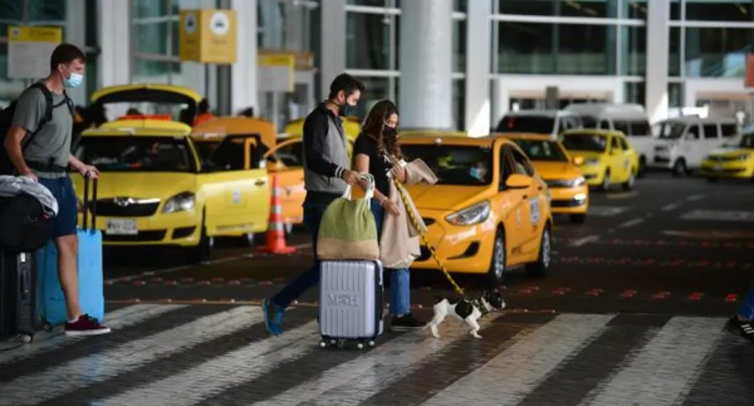 ¿Cuánto cuesta el recargo de taxi desde el aeropuerto El Dorado de Bogotá? 