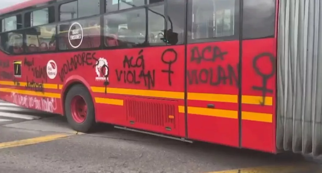 Disturbios en Bogotá por caso de joven abusada en Transmilenio: hay estaciones cerradas
