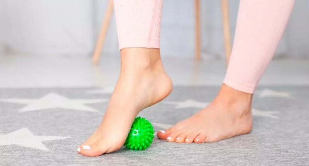 Algunos de los principales factores que contribuyen a los problemas en los pies son el calzado inadecuado, la diabetes y el envejecimiento.