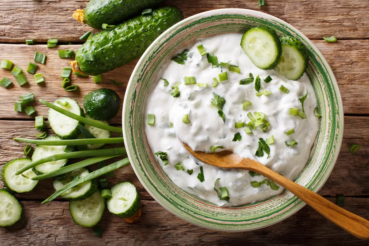 El dip de yogur griego es una buena opción para acompañar las comidas de una manera saludable y deliciosa. 