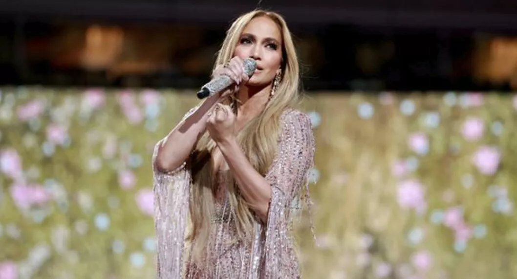 La cantante y actriz Jennifer Lopez una vez más ha impuesto una tendencia en cuanto a uñas se trata, predominando el rojo. 