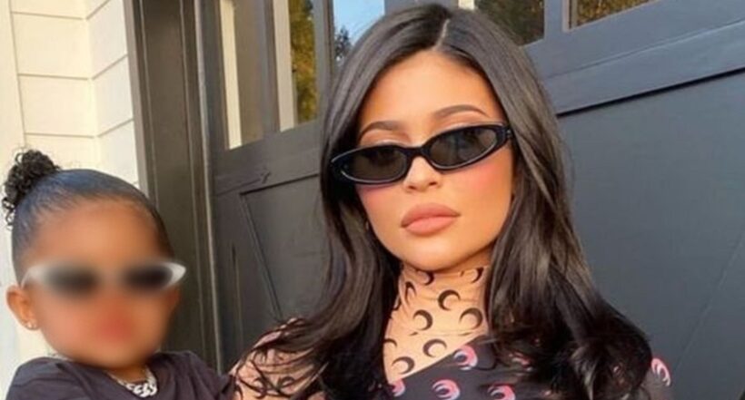 Hija de Kylie Jenner asiste al colegio con mochila de 12 mil dolares