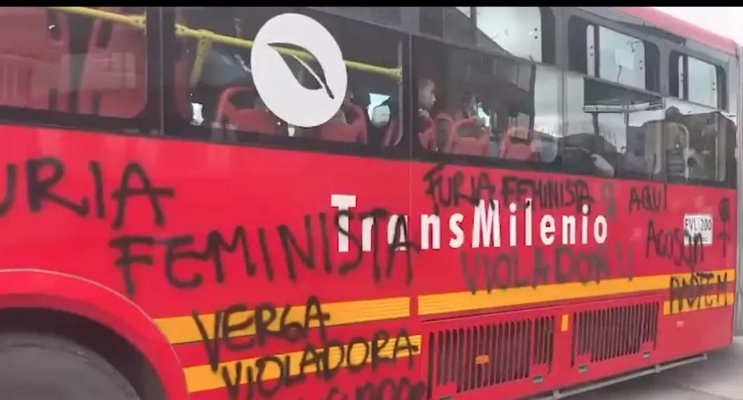 Foto de bus de Transmilenio vandalizado luego de protestas de hoy jueves 3 de noviembre