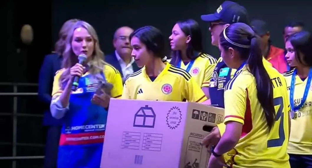 Foto de Jugadoras de Colombia Sub-17 con regalo, en nota de Mónica Rodríguez replicó a Homecenter sobre ollas para Selección Femenina Sub-17