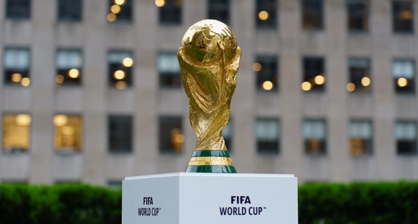 Imagen de trofeo de Mundial que ilustra nota; Mundial Qatar 2022: país que gane será un poco más rico, dice estudio