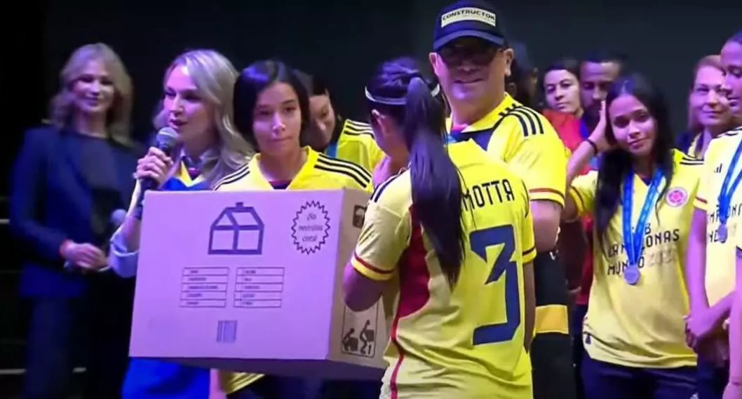 Foto de jugadoras de Colombia Sub-17 con caja, en nota de Homecenter sorprendió con ollas por rumor con Selección Colombia Femenina Sub-17