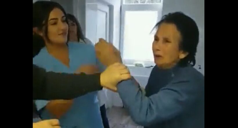 Hace poco se conocieron las imágenes de una enfermera de un centro para ancianos agrediendo a una de las pacientes que sufre de alzhéimer.