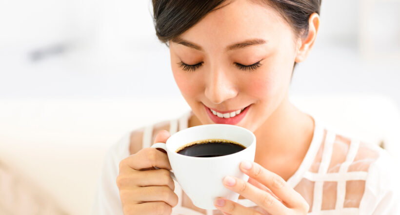 Cómo quitar manchas en los dientes por tomar café: paso a paso