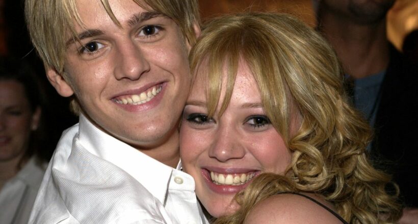 Aaron Carter y Hilary Duff cuando eran novios, en nota sobre mensaje que ella le dejó por su muerte