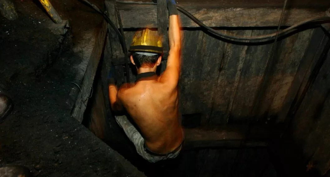 Hombre en una mina ilustra nota sobre muerte de dos trabajadores en Boyacá