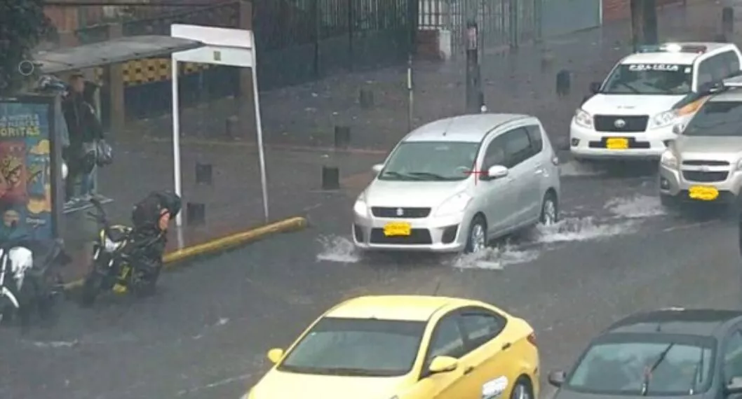 Bogotá hoy: cierres viales en la avenida Villavicencio por fuertes lluvias, el lunes festivo.