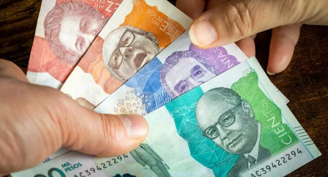 Foto de pesos colombianos, en nota de Dólar a 5.000 pesos en Colombia: cómo invertir bien frente a riesgo de recesión