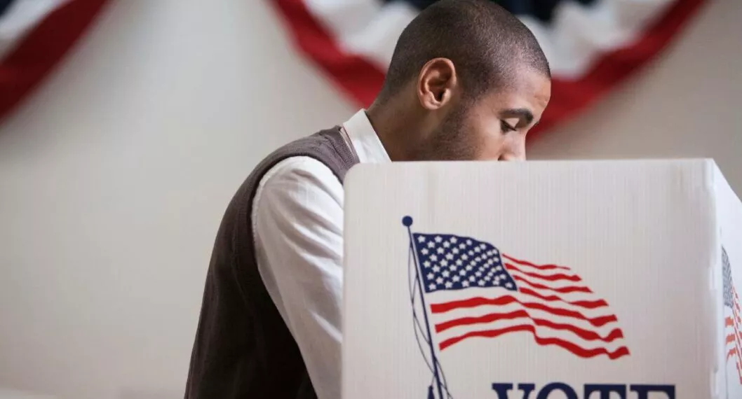 Foto de ciudadano votando que representa las elecciones intermedias en Estados Unidos y sus problemas en Georgia