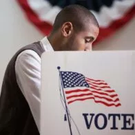 Foto de ciudadano votando que representa las elecciones intermedias en Estados Unidos y sus problemas en Georgia