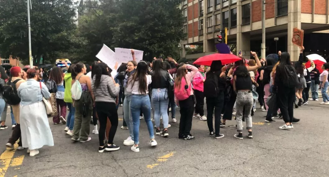 Protestas en Bogotá hoy afectan varias estaciones de Transmilenio y fueron convocadas por feministas que rechazan el abuso de Hilary Castro.