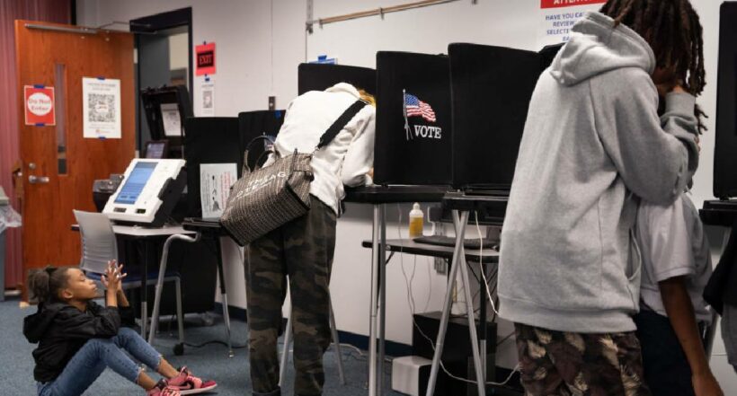 Foto de personas votando en las elecciones intermedias en Estados Unidos