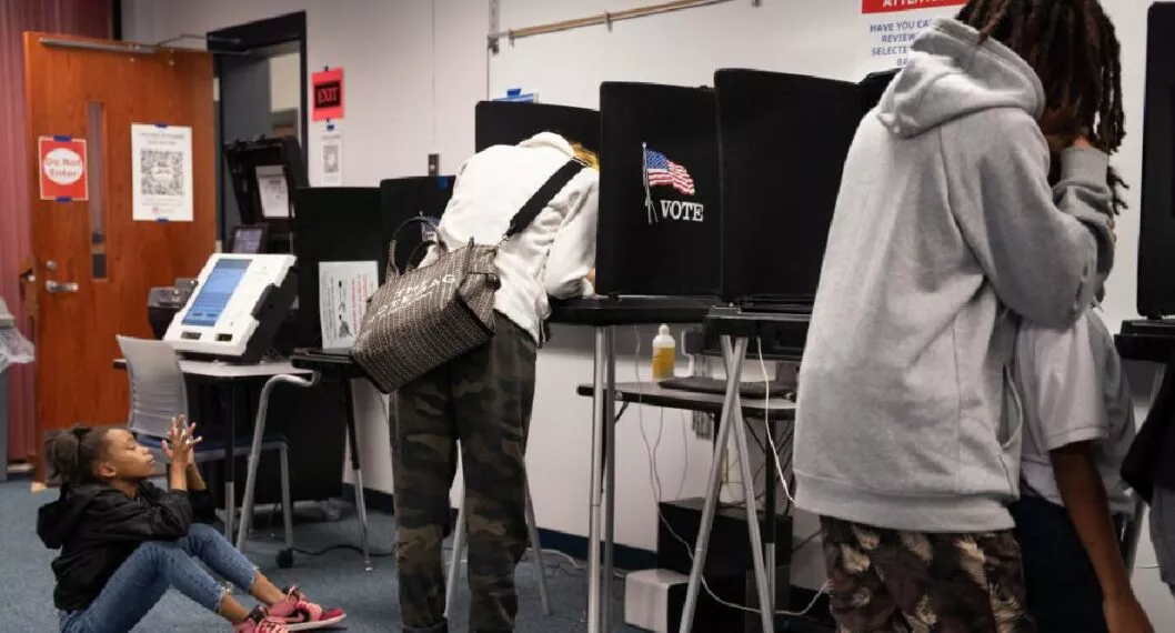 Foto de personas votando en las elecciones intermedias en Estados Unidos