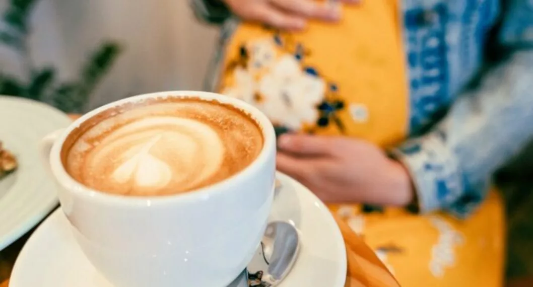 Si bebes café en el embarazo tu bebé sería más bajo, revela estudio