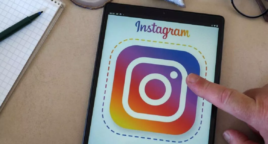 Foto de la pantalla de una tablet con el logo de Instagram a propósito de sus dos nuevas funciones