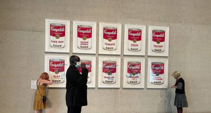 Activistas se adhieren con pegamento a obras de arte de Andy Warhol, en Australia.