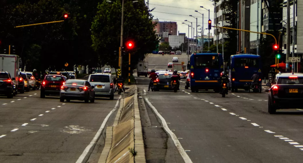 Carros y motos no podrán pasar de 50 km/h en 3 vías de Bogotá muy transitadas; son varias