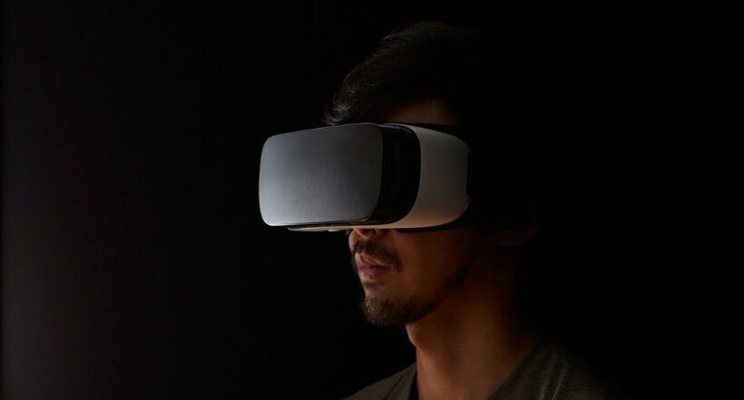 Imagen de alguien con gafas de realidad virtual