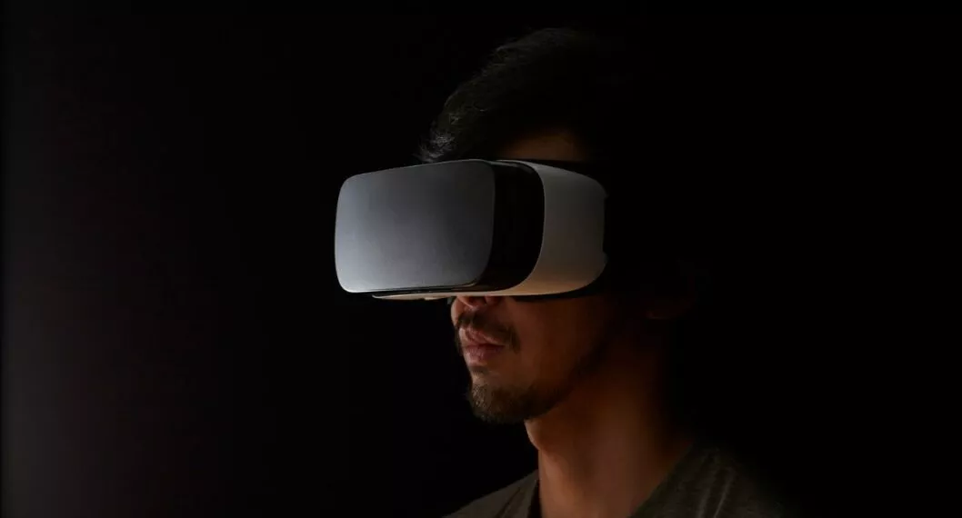 Imagen de alguien con gafas de realidad virtual