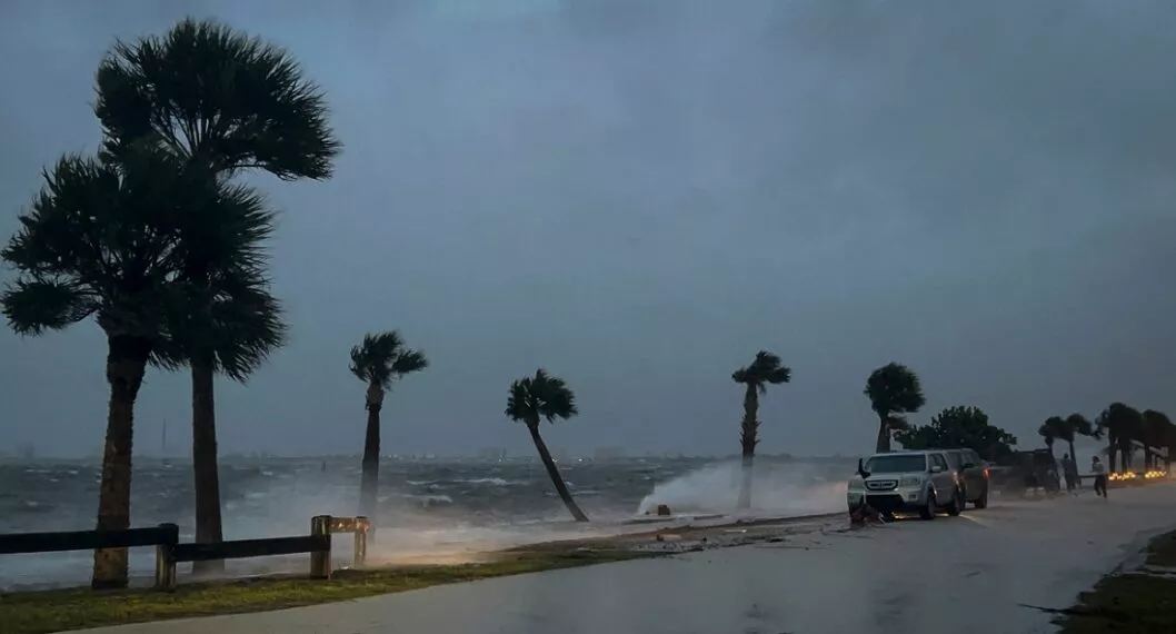 Huracán Nicole tocó tierra en Florida