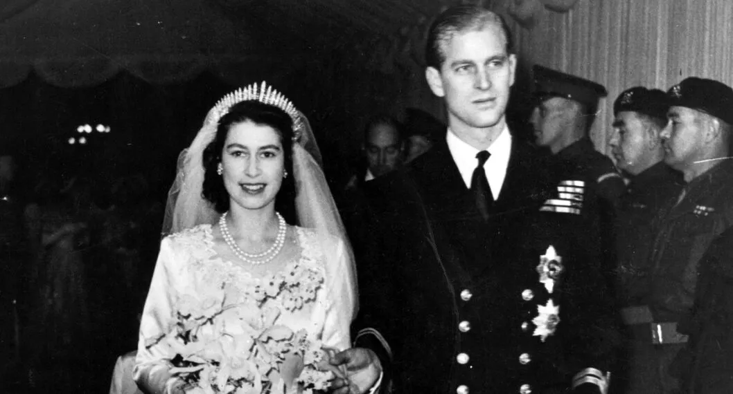 Poco antes de partir a la abadía de Westminster para casarse con Felipe Mountbatten, la entonces princesa Isabel daño la tiara que usaría ese día. 