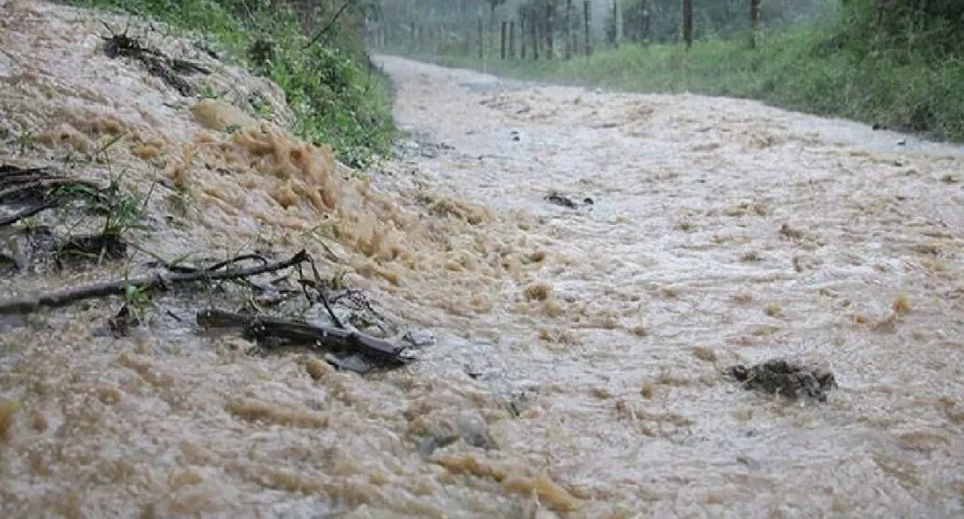 Imagen de una calle inundada por las lluvias en Quindío