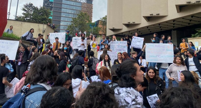 Bogotá hoy: estudiantes de la Javeriana protestan por altos precios de matrículas. Felipe Zuleta les envió mensaje.