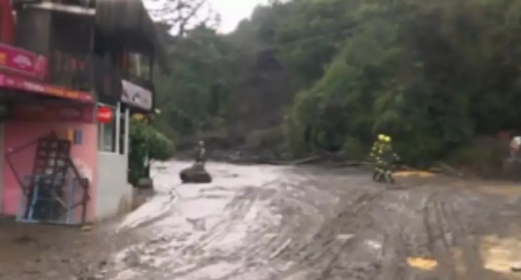 Una montaña amenaza con derrumbarse en vía a La Calera y las autoridades pararon trabajos y retiraron a toda la maquinaria por temor a deslizamientos. 