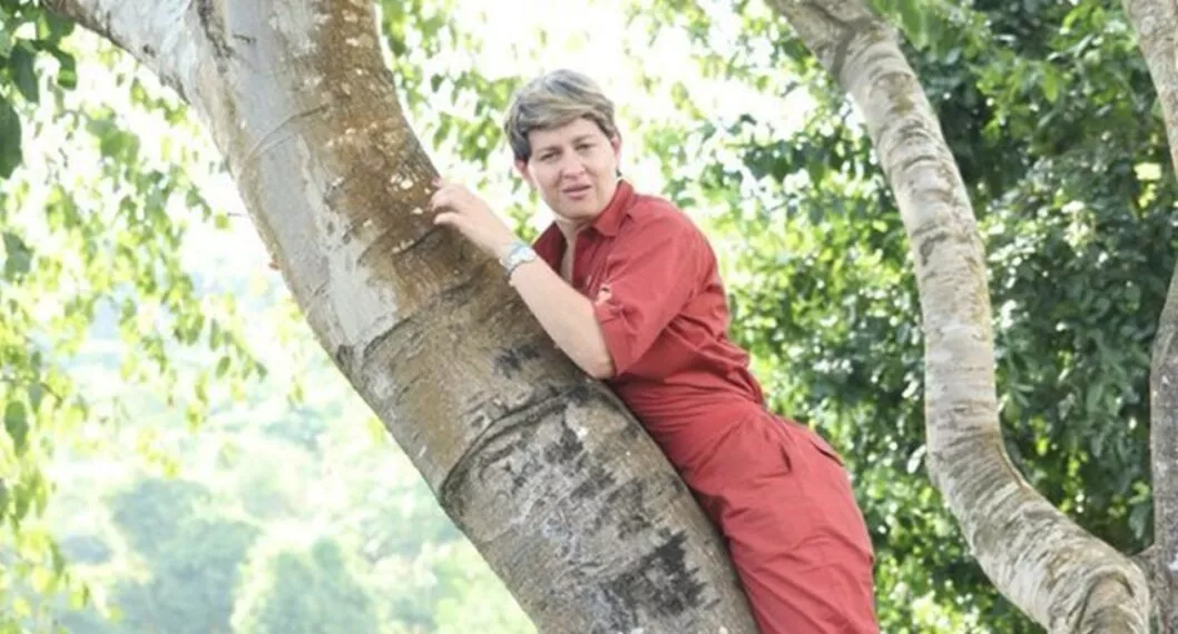 Verónica Alcocer trepada en un árbol y si la foto es real o un montaje.