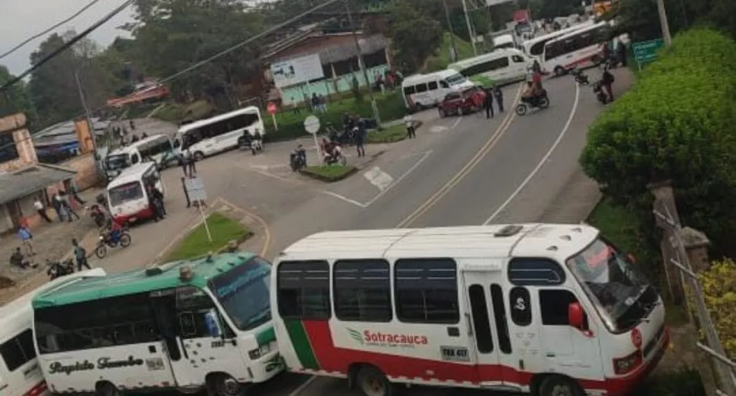 En la mañana de este lunes 15 de noviembre se presentó un cierre total en la vía Cali-Popayán. Transportadores protestan en la carretera. 