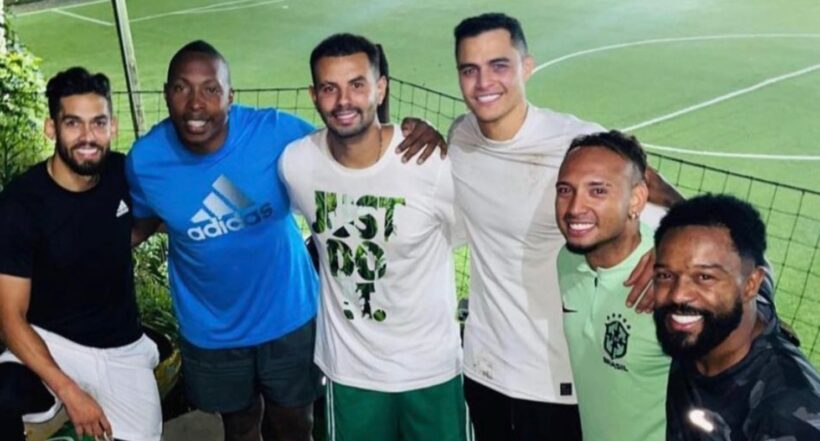Edwin Cardona con jugadores y exjugadores de Atlético Nacional
