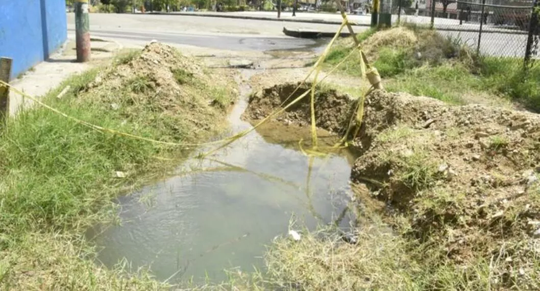 Ibagué: habitantes de calle usan 'piscina en la vía' para bañarse.