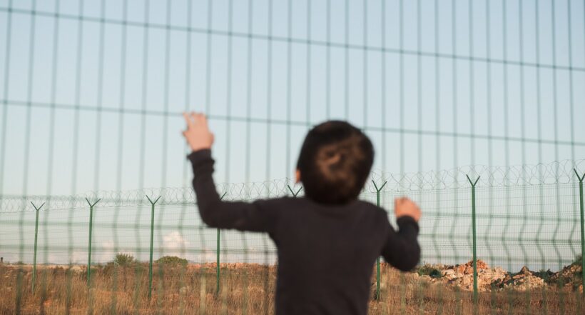 Niño en la frontera México-Estados Unidos, porque tumban norma de Trump con la que expulsaban migrantes de Estados Unidos.