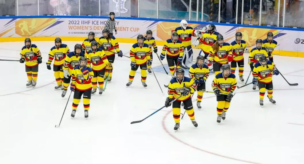 La selección Colombia femenina que ganó torneo de proyección en hockey sobre hielo.