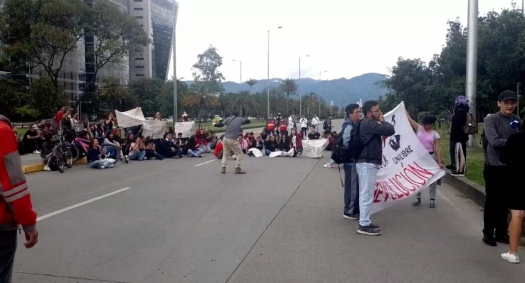 Protestas hoy en Bogotá: estaciones de Transmilenio permanecen cerradas y la calle 26 está afectada por las marchas.