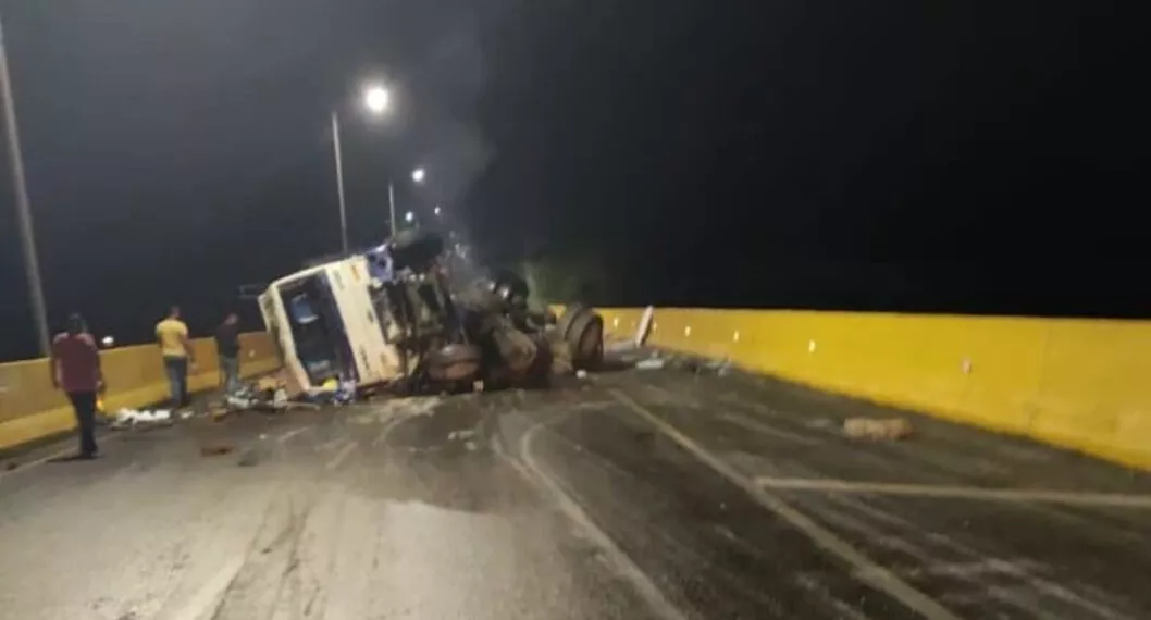 Este jueves 17 de noviembre la vía La Línea amaneció con un grave accidente de tránsito y la Ruta del Sol presentó bloqueos de camioneros. 