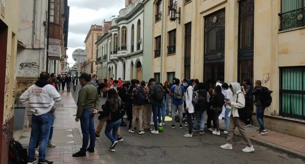 Protestas hoy en Bogotá: estaciones de Transmilenio permanecen cerradas y varias vías registran trancones por los plantones estudiantiles.
