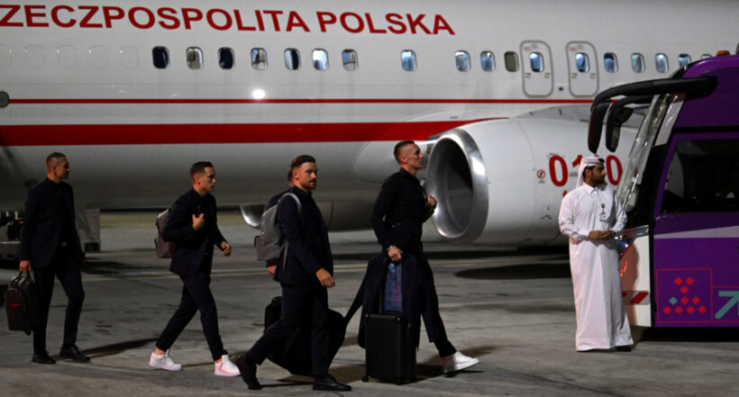 Selección de Polonia es escoltada rumbo a Qatar 2022.