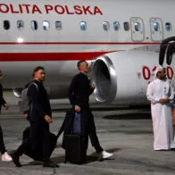 Selección de Polonia es escoltada rumbo a Qatar 2022.