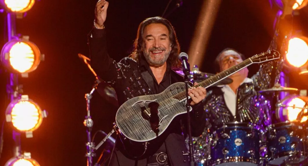 El cantautor mexicano Marco Antonio Solís recibió el premio Persona del Año de los Latin Grammy 2022 en compañía de su esposa e hijas. 