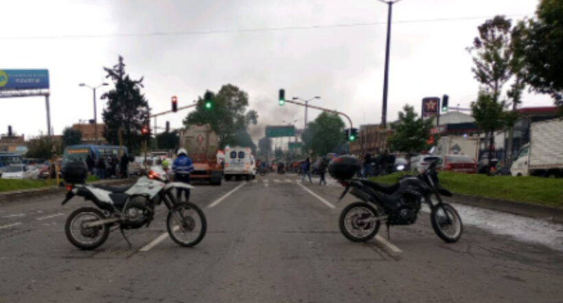 Motera murió al ser arrollada por un camión cisterna, en Bogotá. La mujer y su moto quedaron debajo de las llantas del vehículo.