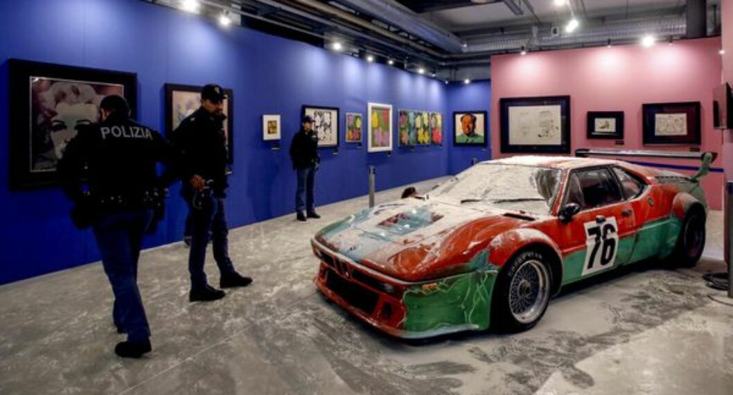 Activistas cubren una obra de Andy Warhol con 8 kilos de harina en Milán