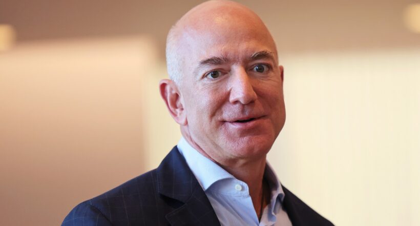 El fundador y CEO multimillonario de Amazon, Jeff Bezos, advirtió a los consumidores que eviten realizar compras costosas antes de la temporada navideña.