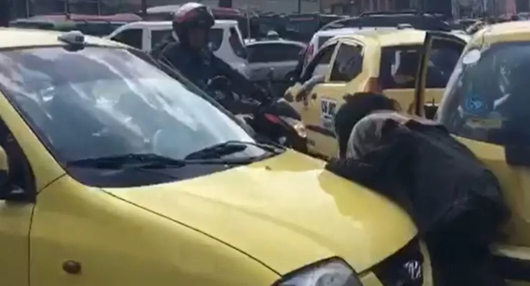 [Video] Habitante de calle sirvió de agente de tránsito y descongestionó vía en Bogotá